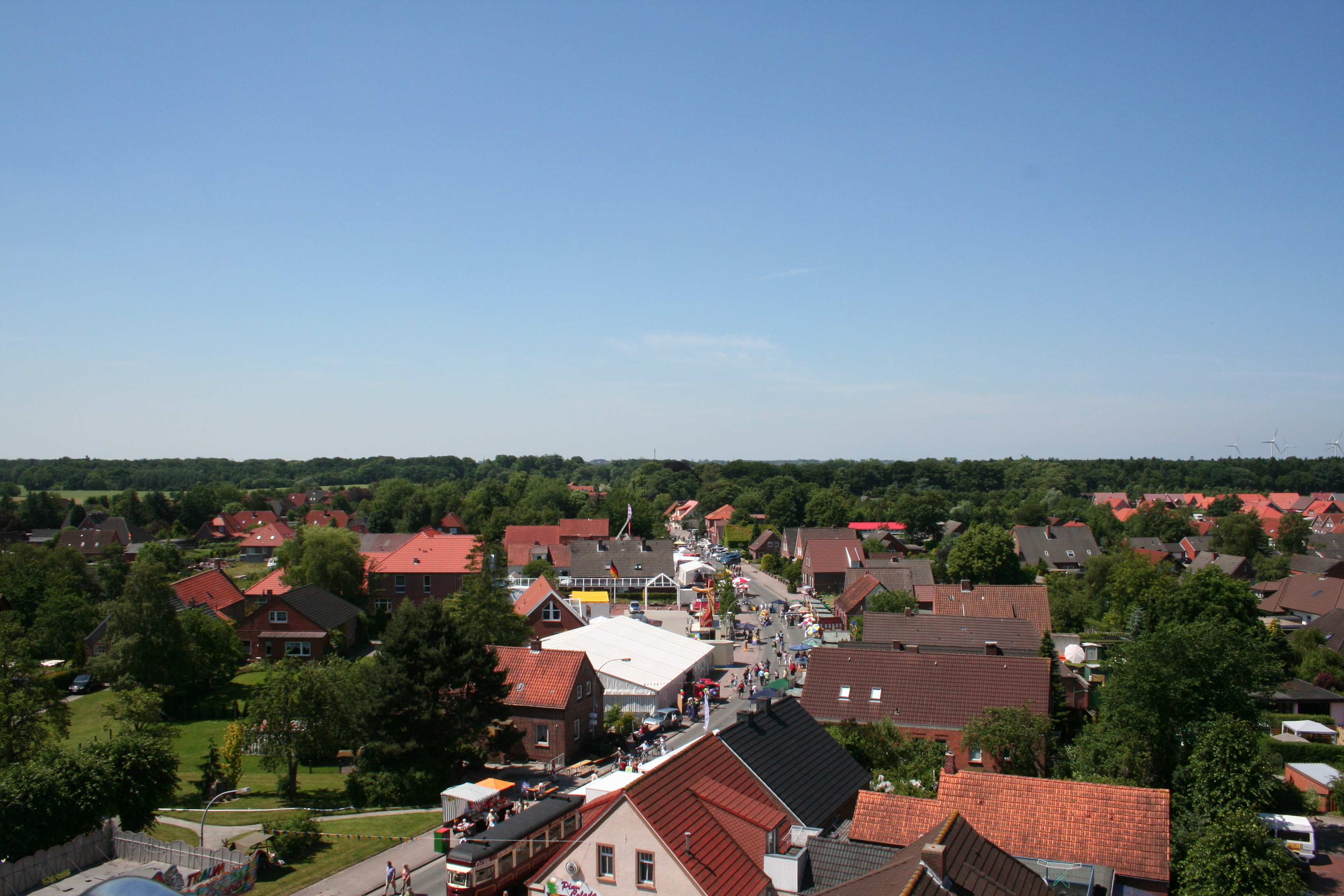Auf dem Bild ist der Parkplatz vom Rathaus von oben zu erkennen