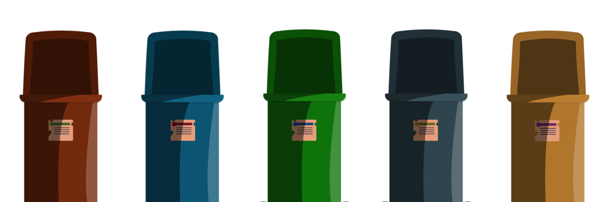 Auf diesem Bild sehen Sie insgesamt fünf Abfallbehälter die nebeneinander in einer Reihe stehen. Alle fünf Abfallbehälter haben eine unterschiedliche Farbe. Die Deckel der Abfallbehälter sind jeweils offen. 