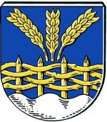 In diesem Bild sehen Sie das Wappen der Gemeinde Hagermarsch. Der Hintergrund ist blau. Im Vordergrund steht ein gelber Zaun. Im Hintergrund sind drei Weizenpflanzen zu sehen. 