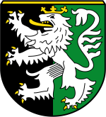 Auf diesem Bild sehen Sie das Wappen der Gemeinde Lütetsburg. Der Hintergrund ist auf der linken Hälfte schwarz und auf der rechten Hälfte grün. Im Vordergrund befindet sich ein gekrönter Löwe. 