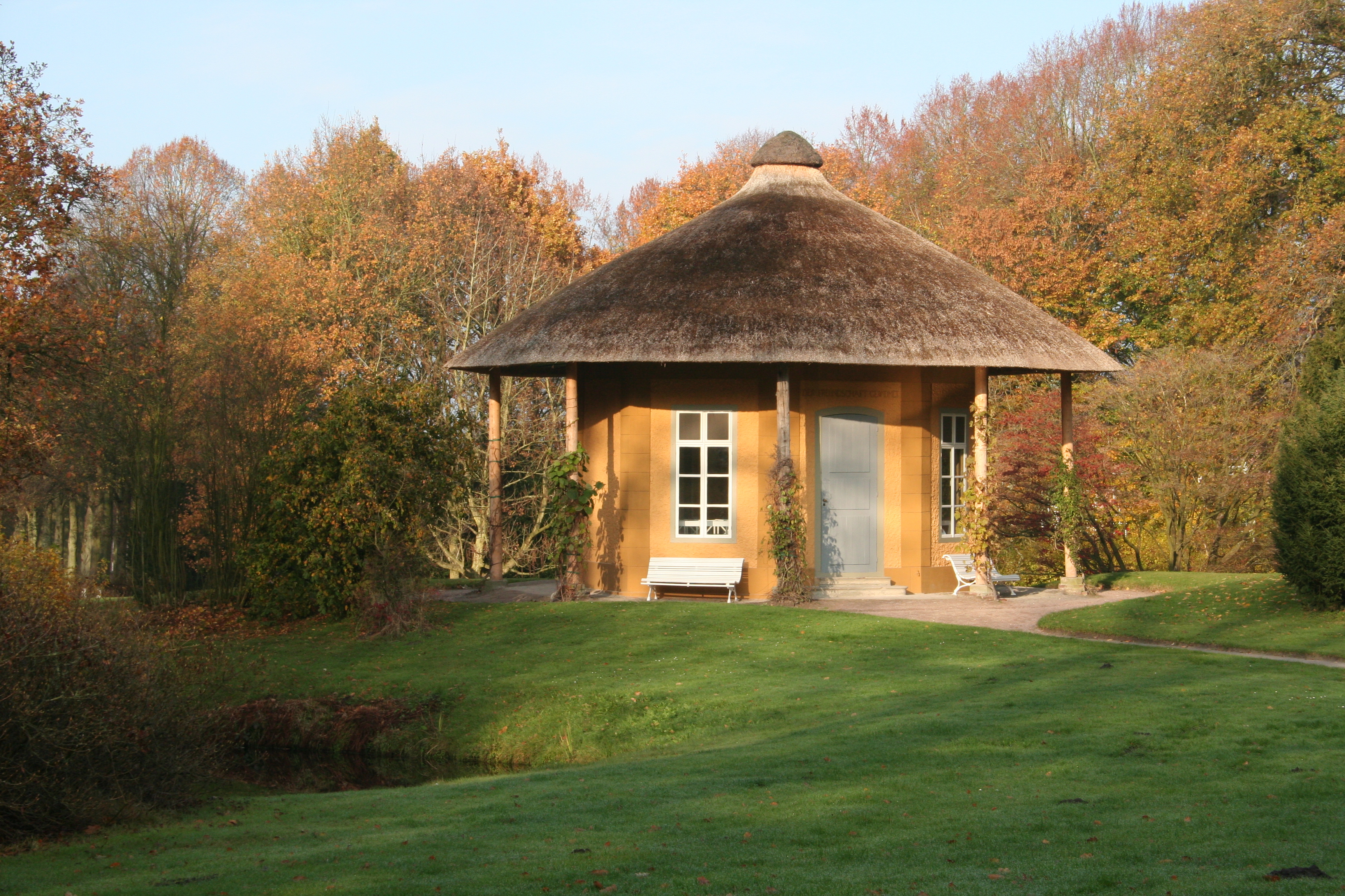 Freundschaftstempel im Herbst Auf dem Foto ist der Freundschaftstempel im Schlosspark Lütetsburg zu erkennen. In diesem Tempel findet u. a. Trauung statt. Im Hintergrund des Tempels ist die herbstliche Stimmung anhand des herabgefallenen Laubs zu erkennen.