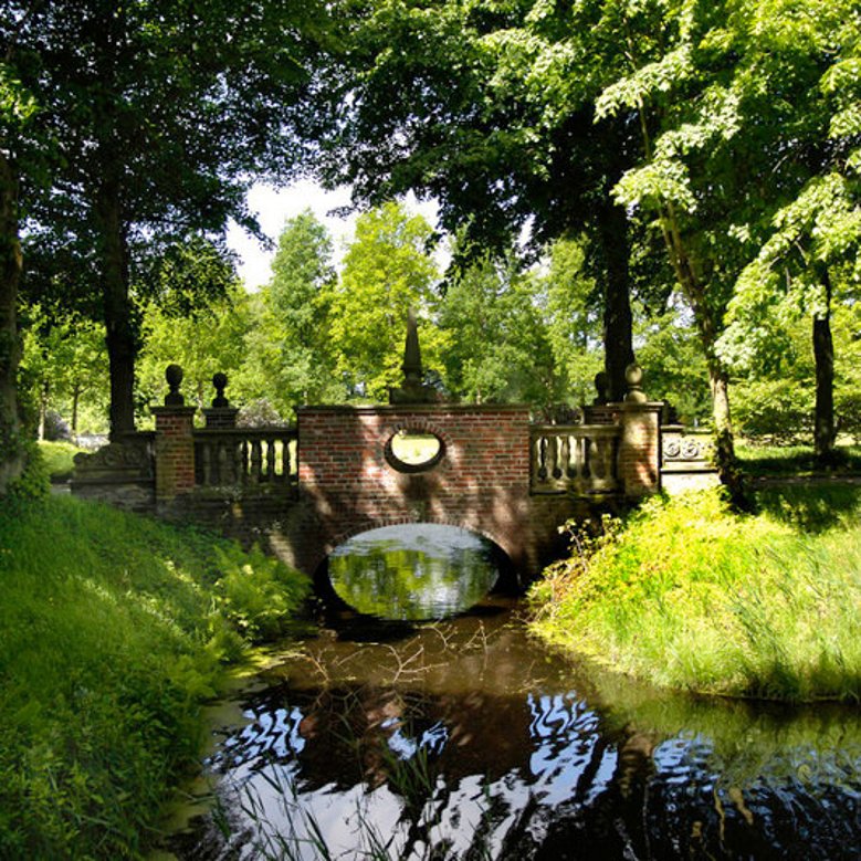 Brücke in der Allee