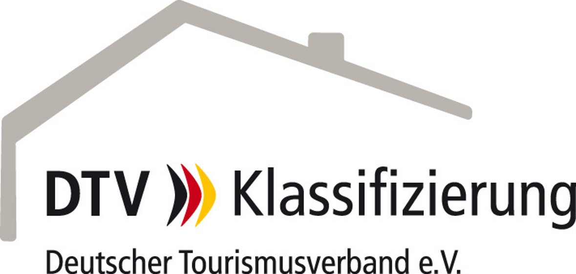 Das Logo der DTV, Mit einem grauen Hausdach und Pfeile in den Farben der Deutschlandflagge.